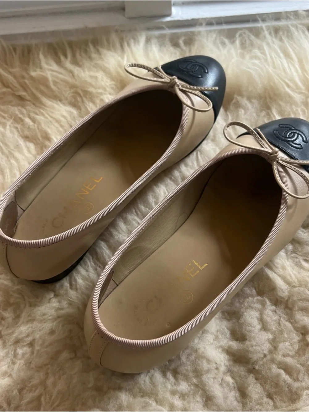 CHANEL Beige Leather Ballet Flats with Black Cap Toe and Bow Size 37C - Picture 2 of 4